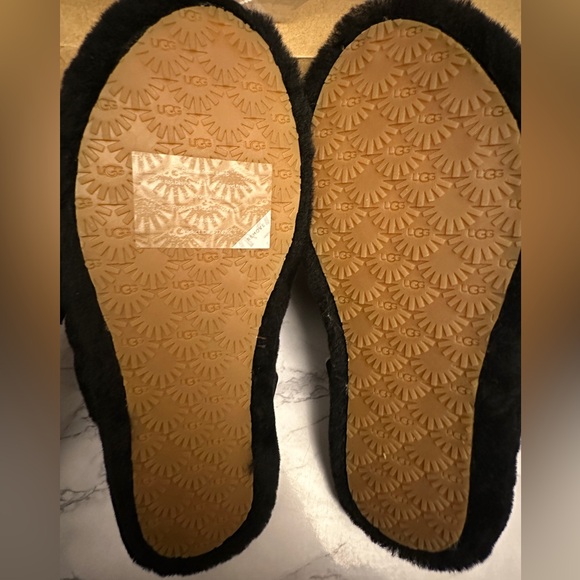 Ugg super fluff black size 5 women - Picture 4 of 7